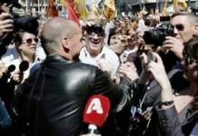 Υποδοχή ροκ σταρ στον Γιάνη Βαρουφάκη!