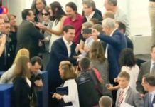 ΠΡΩΤΟΦΑΝΗΣ ΑΠΟΘΕΩΣΗ του Τσίπρα κατά την είσοδό του στο Ευρωκοινοβούλιο!!