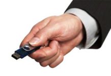 ΒΟΜΒΑ από Enikos. Ο Φαλτσιανί παρέδωσε στικάκι με ονόματα!