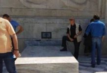 Σύλλογος Ευζώνων Προεδρικής Φρουράς: «Ατιμωτική» η συμπεριφορά του πολίτη που πάτησε στον Άγνωστο Στρατιώτη.