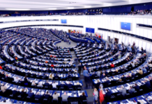 Στη γραμμή του ακροδεξιού καγκελάριου Κούρτς οι ευρωβουλευτές της ΝΔ υπερψήφισαν την κατάργηση του 8ωρου.