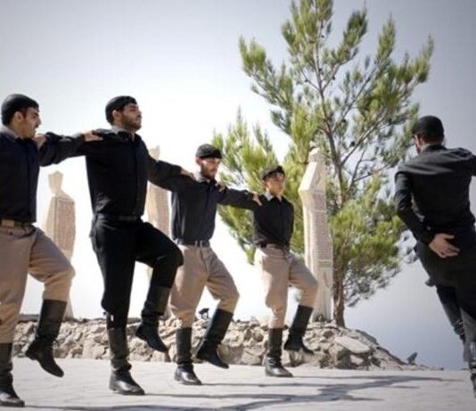 ΔΙΑΣΥΡΜΟΣ από το Προεδρείο της Βουλής: Έπινε τσίπουρα και έριξε και πεντοζάλι.