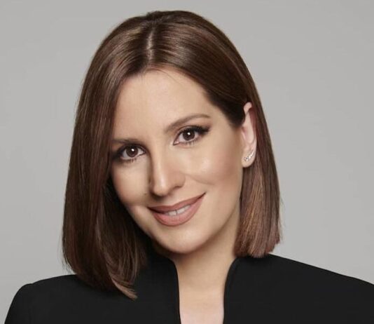 Η Νίκη Λυμπεράκη διδάσκει Δημοσιογραφία στα Πετσωμένα που παπαγαλίζουν ότι τους δίνει το υπόγειο του Μαξίμου…Εξαιρετική!