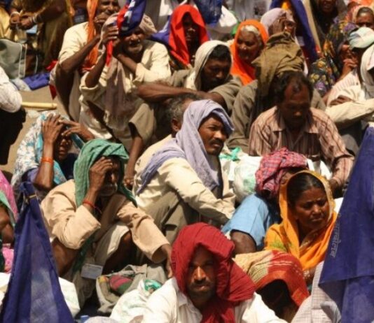 Ποιος Επιχειρηματίας με Media φέρνει Ινδούς στην Ελλάδα με 1.500 ευρώ το άτομο και βγάζει 30 εκ. ευρώ;;